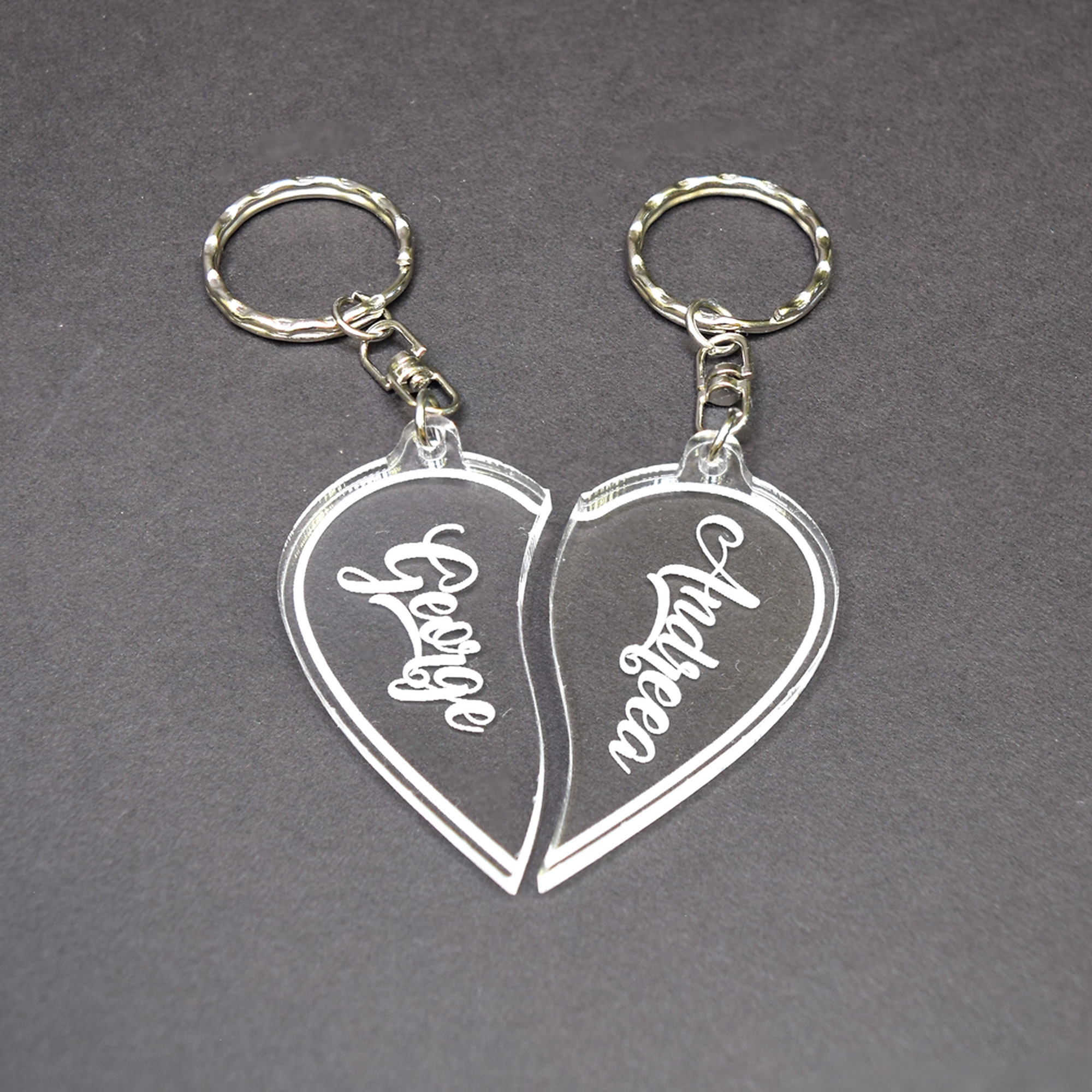Set 2 x Brelocuri Personalizate Cu Nume - Model Inimioară Transparent