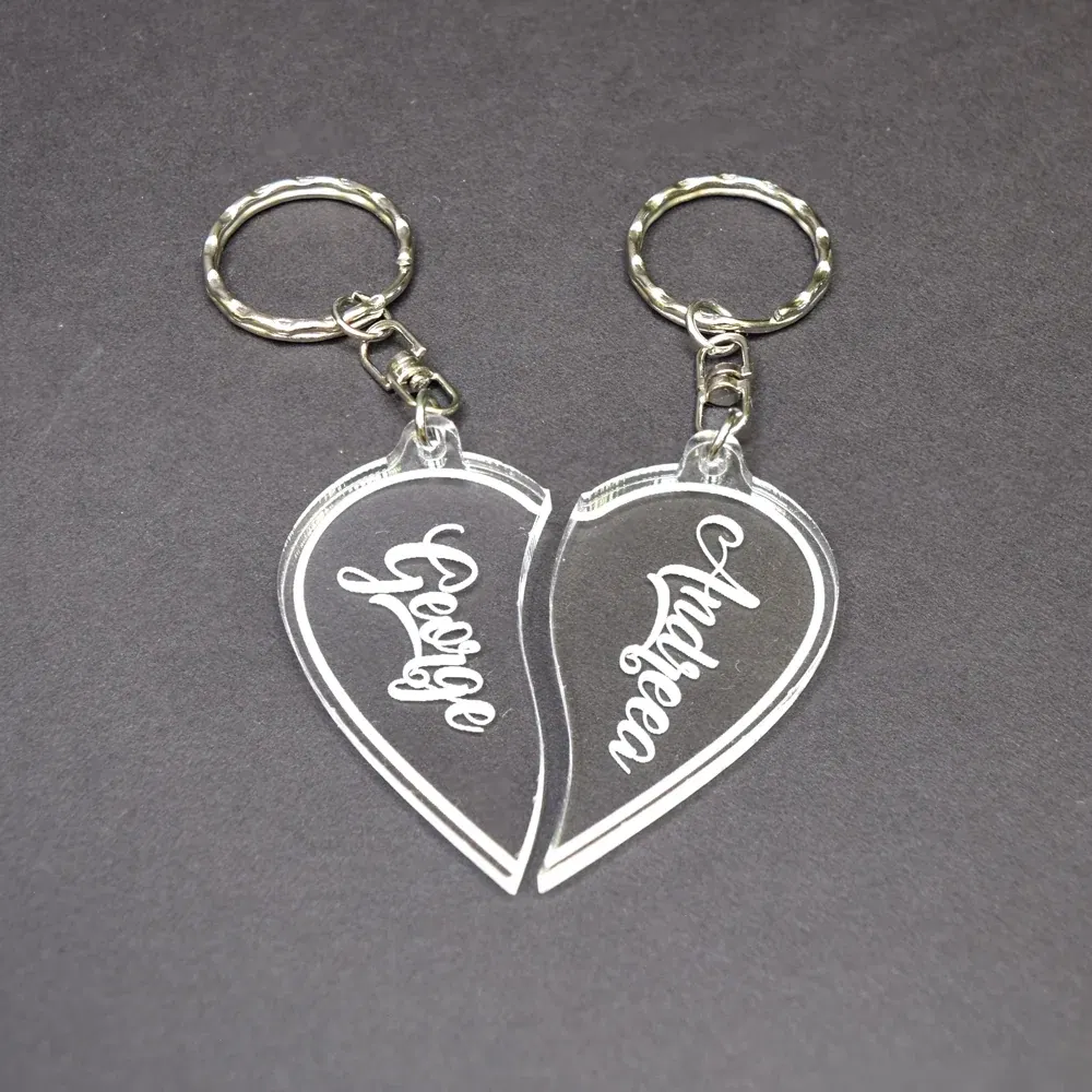 Set 2 x Brelocuri Personalizate Cu Nume - Model Inimioară Transparent Set 2 x Brelocuri Personalizate Cu Nume - Model Inimioară Transparent