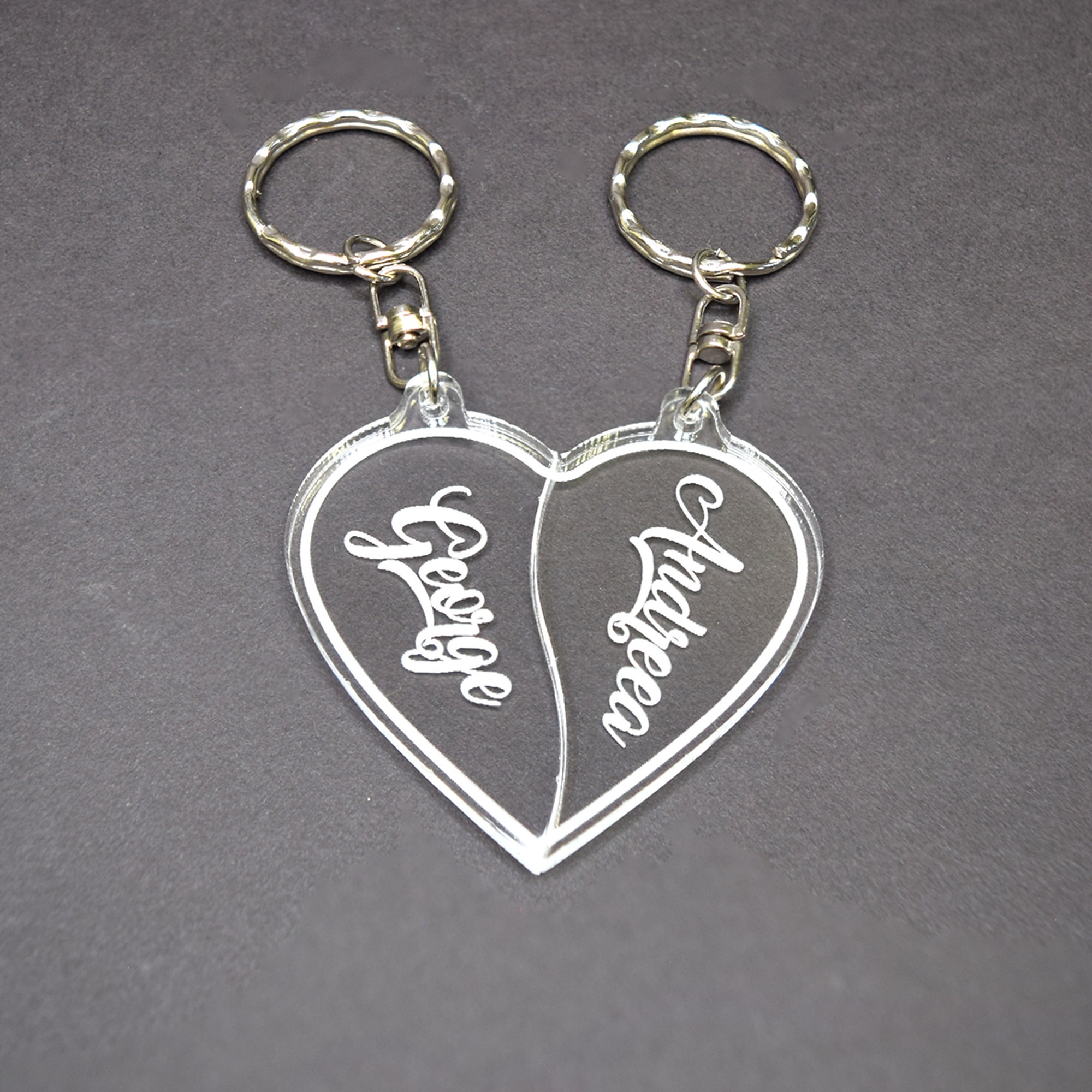 Set 2 x Brelocuri Personalizate Cu Nume - Model Inimioară Transparent