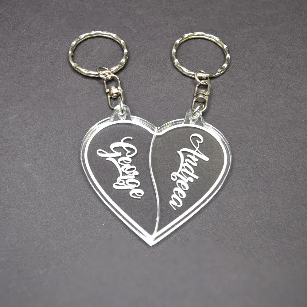 Set 2 x Brelocuri Personalizate Cu Nume - Model Inimioară Transparent Set 2 x Brelocuri Personalizate Cu Nume - Model Inimioară Transparent