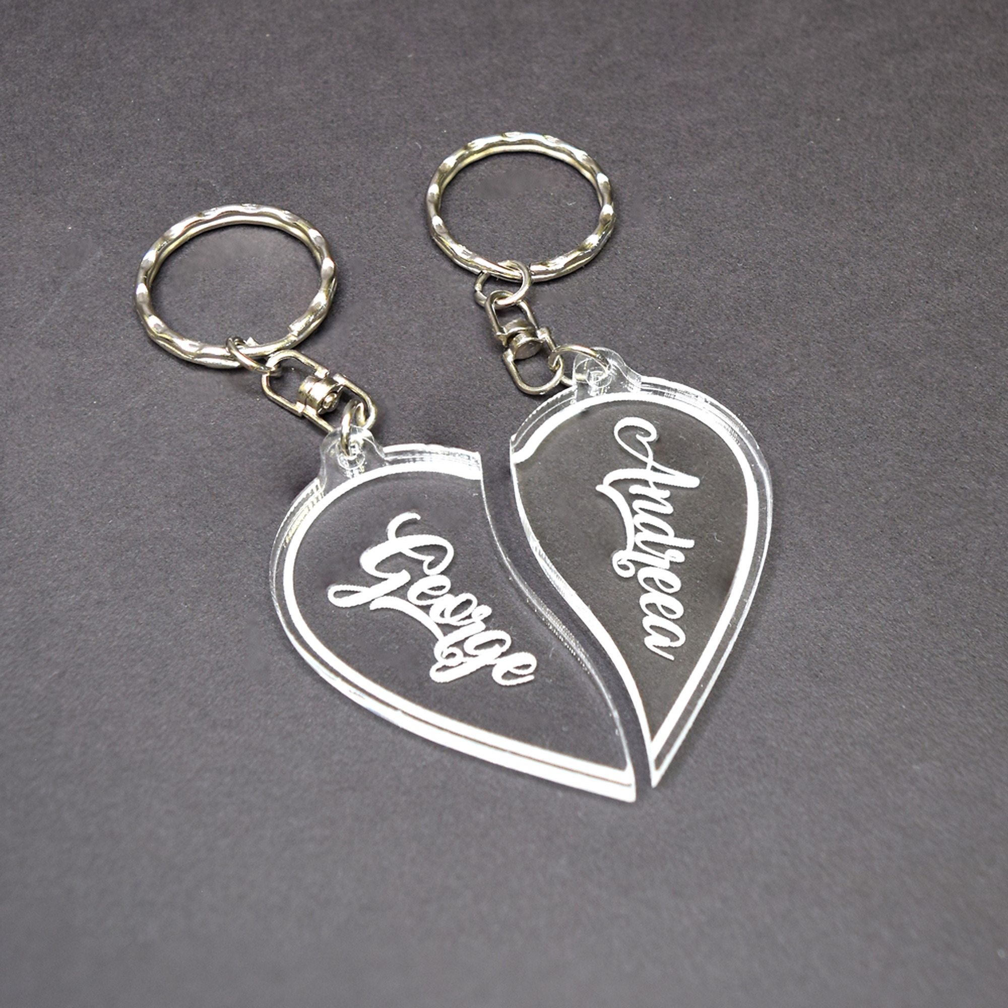 Set 2 x Brelocuri Personalizate Cu Nume - Model Inimioară Transparent