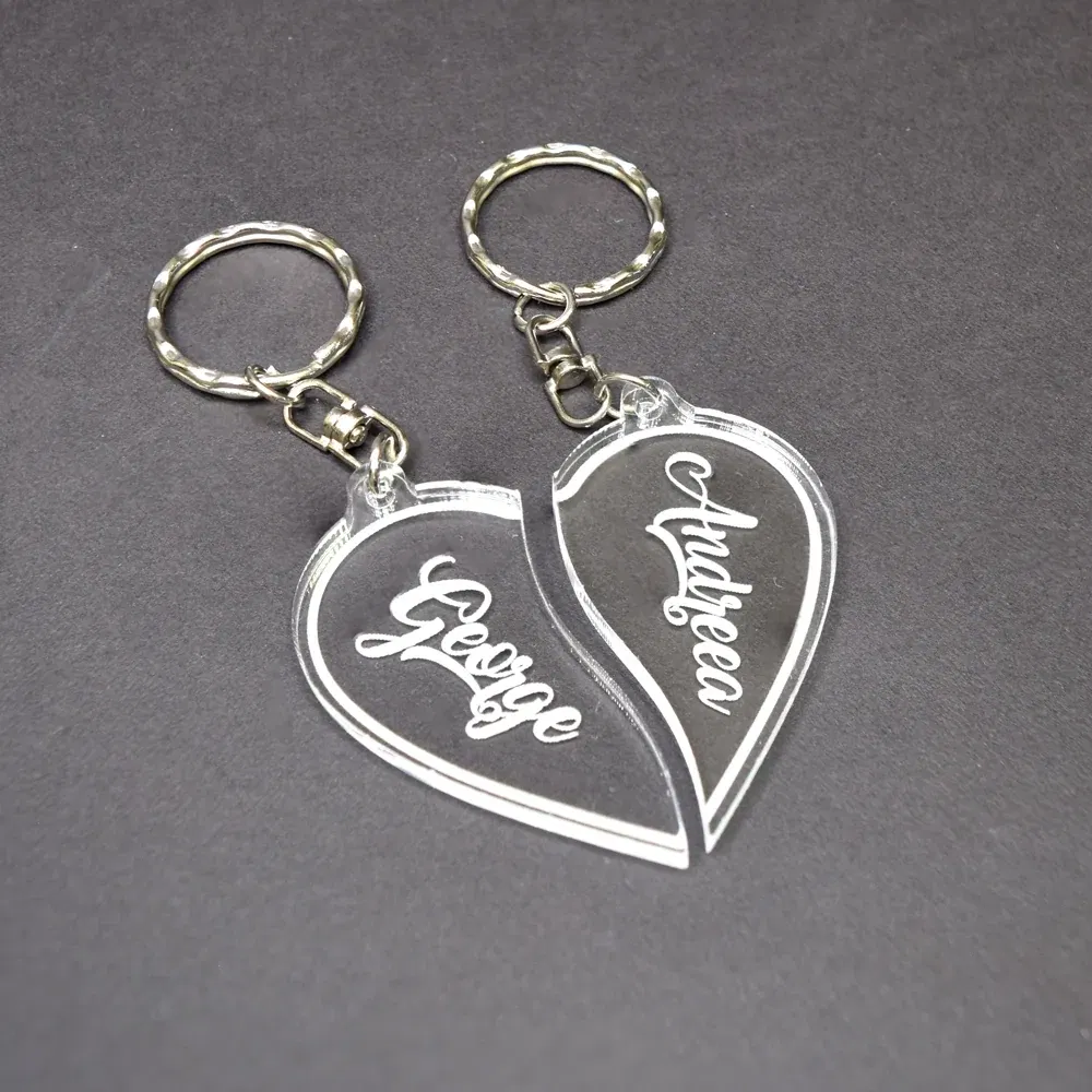 Set 2 x Brelocuri Personalizate Cu Nume - Model Inimioară Transparent Set 2 x Brelocuri Personalizate Cu Nume - Model Inimioară Transparent