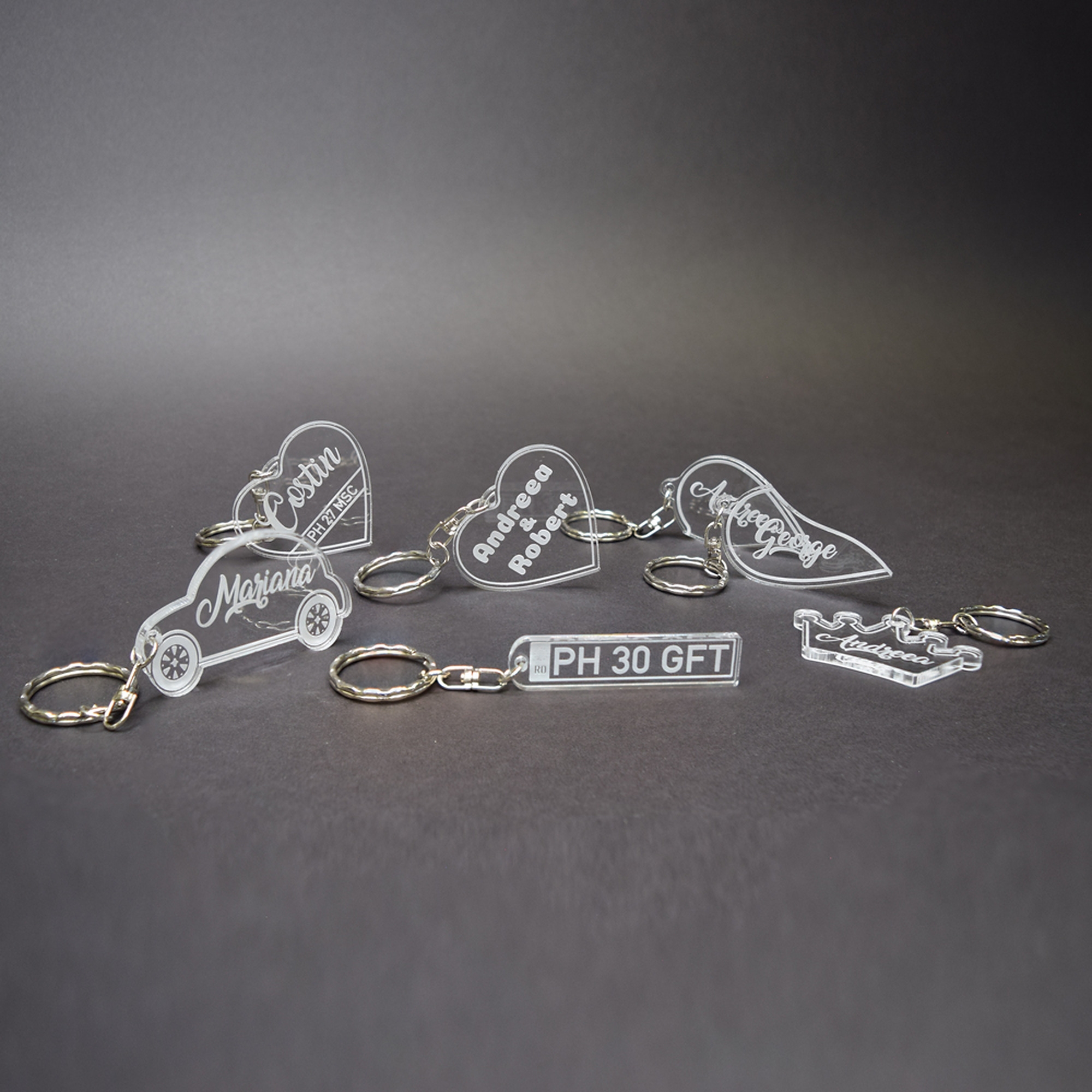 Set 2 x Brelocuri Personalizate Cu Nume - Model Inimioară Transparent