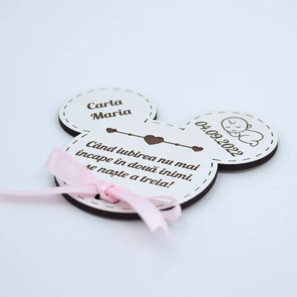 Mărturii Botez Magnetice Lemn - Micky Fetiță - Set 10 Buc. Mărturii Botez Magnetice Lemn - Micky Fetiță - Set 10 Buc.